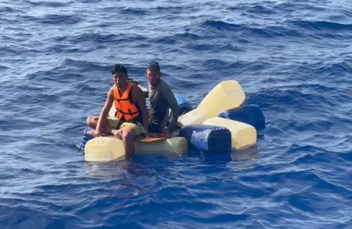 Marina Rescata a Dos Personas en Aguas de Isla Mujeres