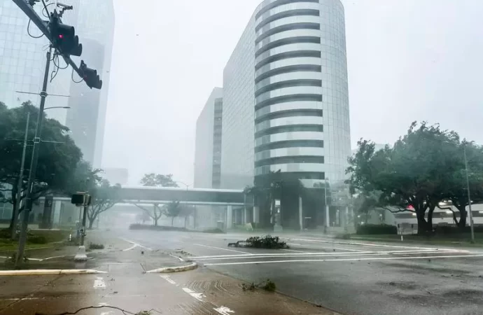 El Huracán ‘Beryl’ Deja 8 Muertos en Texas y Millones Sin Energía Eléctrica