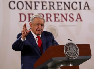 AMLO atribuye caída del peso a factores externos y descarta vínculo con reforma judicial