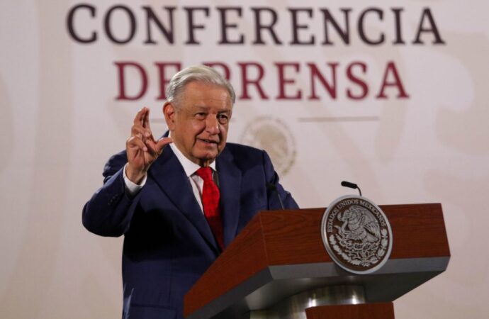 AMLO atribuye caída del peso a factores externos y descarta vínculo con reforma judicial