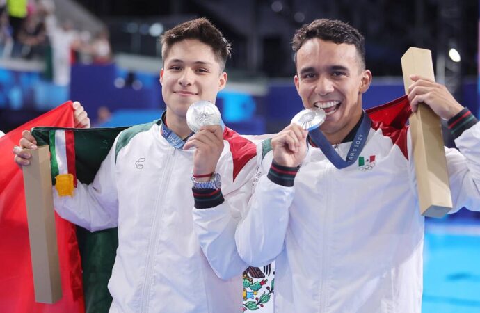 México gana plata en clavados sincronizados con Osmar Olvera y Juan Celaya en París 2024