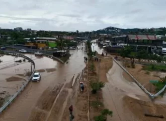 Acapulco, prácticamente aislado: aeropuerto solo recibe vuelos de emergencia y 9 autopistas cerradas