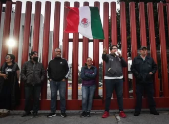 Manifestantes bloquean Cámara de Diputados; Morena busca sede alterna para discutir reforma