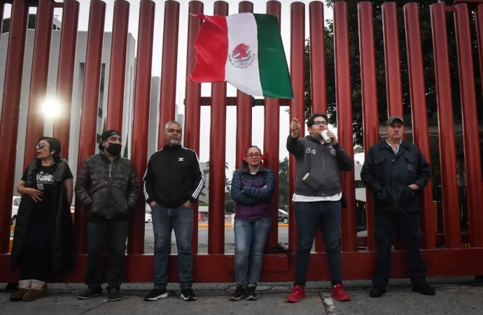 Manifestantes bloquean Cámara de Diputados; Morena busca sede alterna para discutir reforma